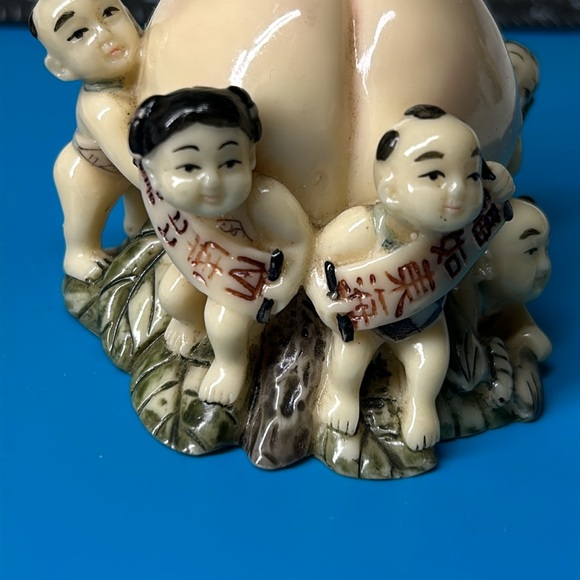 🖤Artisan Signed Vtg Chinese Resin 2.75” Figurine 6 Kids Holding Longevity Peach - Picture 6 of 13